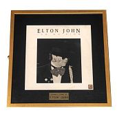 Пластинка с автографом Элтона Джона - фото