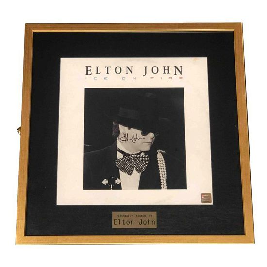 Пластинка с автографом Элтона Джона - подробное фото