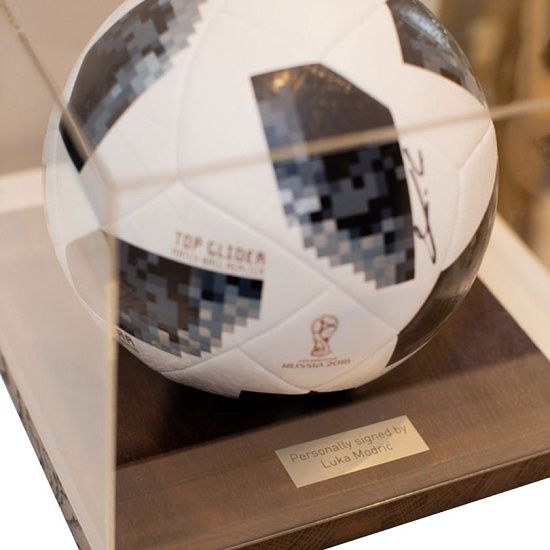 Футбольный мяч с автографом Луки Модрича - подробное фото